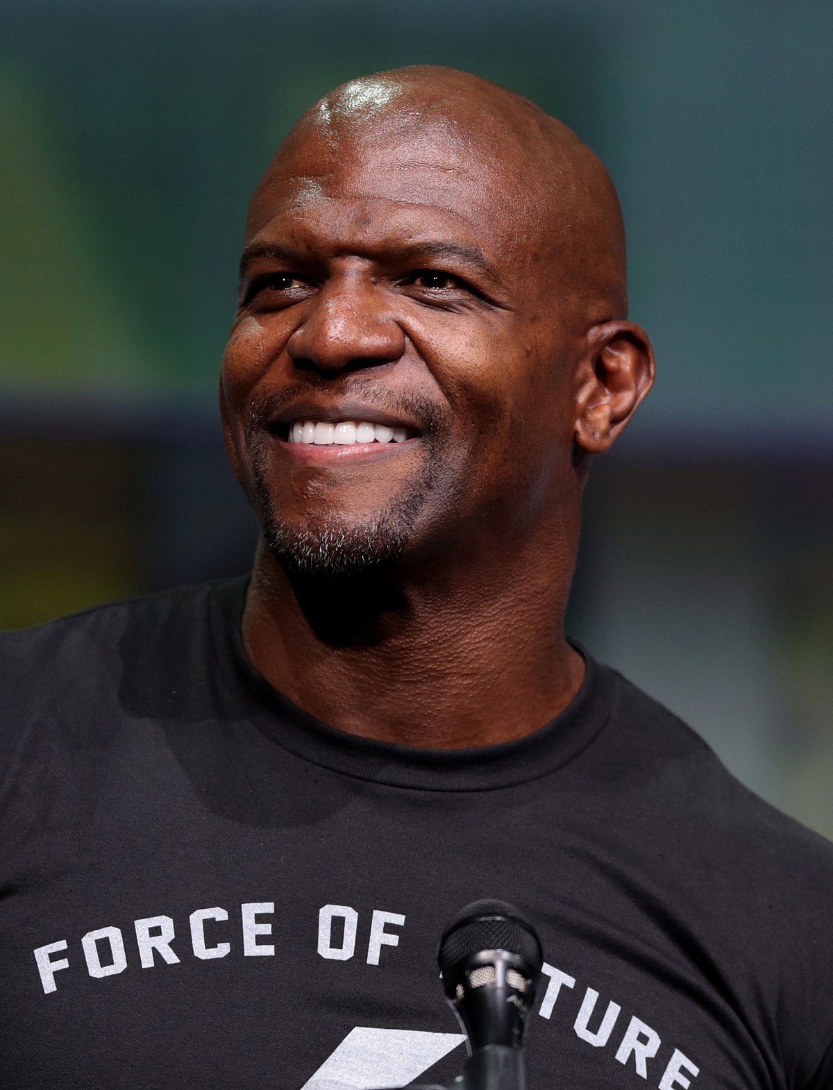 How tall is Terry Crews?